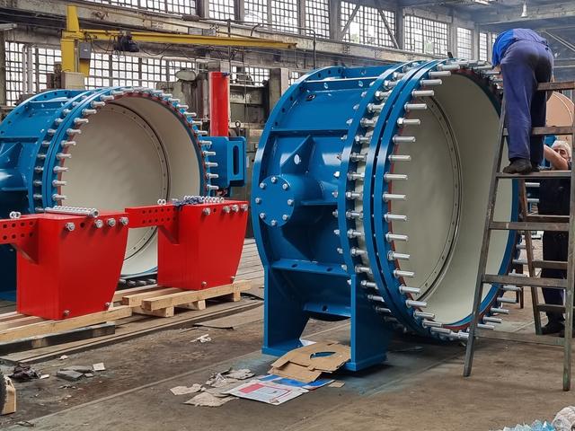 Butterfly valve bodies with sealing rings before closing