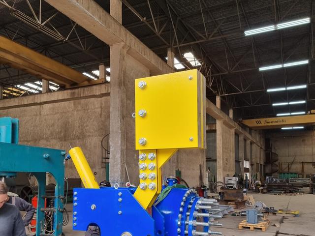 Turbine inlet ball valve with counterweight and hydraulic cylinder