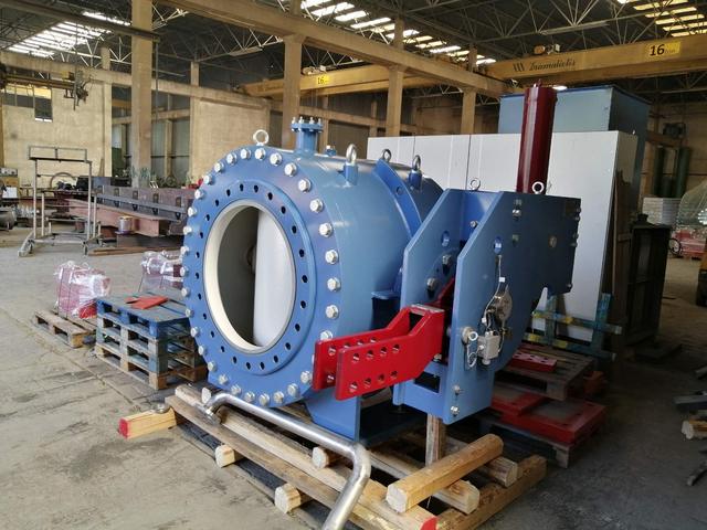 Turbine inlet ball valve with counterweight and hydraulic cylinder