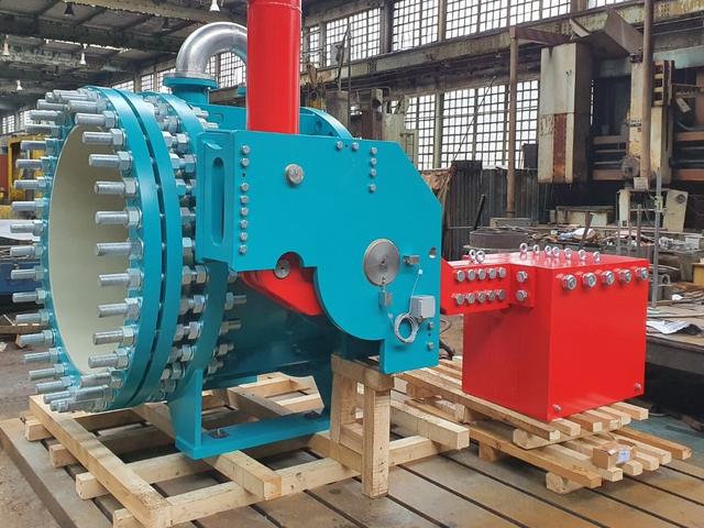 Butterfly valve with counterweight box on the transport frame