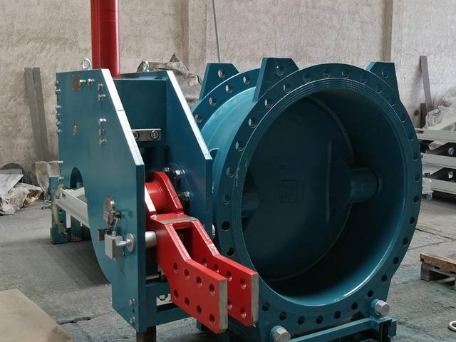 Double-eccentric butterfly valve with counterweight lever
