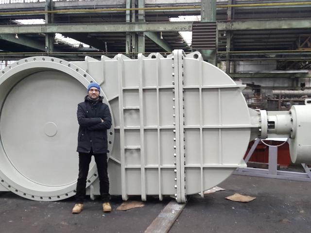 Large gate valve with electric actuator