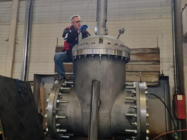 Gate valve during assembly and inspection