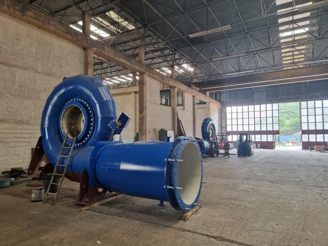 Francis turbine with spiral casing and draft tube